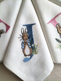 Landelijke linnen off white servet 'letter' gepersonaliseerd geborduurd Peter Rabbit jeansblauw