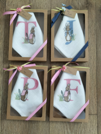 Landelijke linnen off white servet 'letter' gepersonaliseerd geborduurd Peter Rabbit jeansblauw