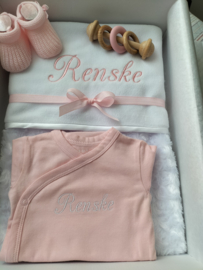 Cadeaupakket baby wit fleece deken, romper, muts, slofjes met geborduurde naam roze