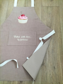 Keukenschort cognac stone washed linnen geborduurde, gepersonaliseerde naam en cupcake