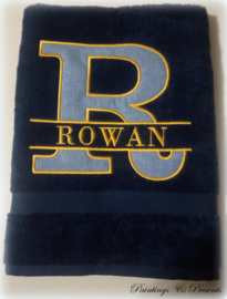 Luxe blauwe handdoek 50 x 100 cm navy/jeans/okergeel met splitletter geborduurd