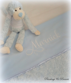 Babydeken wiegdeken licht blauw met geborduurde naam (en datum) geboorte cadeau
