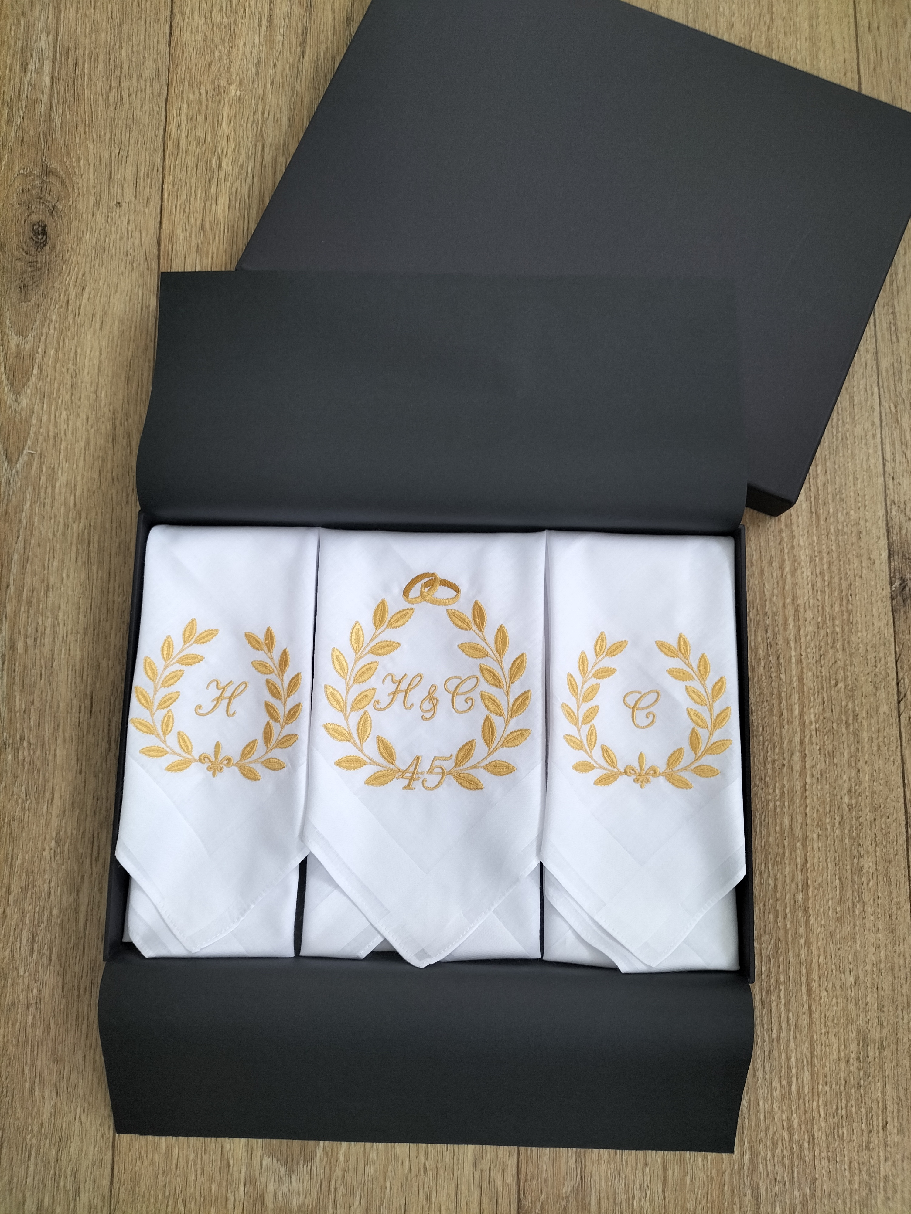 Luxe gepersonaliseerde zakdoeken met geborduurde initialen in geschenkdoos huwelijk