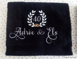 Geborduurde handdoek zwart met namen '40 jaar getrouwd'