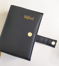 Bijbelhoes 'Bijbel met kanttekeningen' zwart skaileer borduring magneetsluiting