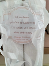 Set van twee hydrofiele spuugdoekjes met geborduurde naam wit/ licht oud roze