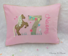 Kinderkussentje paard/ pony roze canvas met goud glitter verjaardagscijfer en naam geborduurd gepersonaliseerd