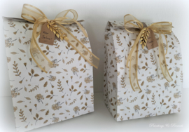 Luxe handdoek 50 x 100 cm forest green 'esdoornblad' met (gewenste) naam in geelgoud