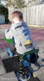 Sweater vest grijs met rug borduring hijskraan met verjaardag cijfer en naam