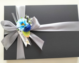 Luxe heren zakdoeken met borduring initiaal in geschenkdoos zwart