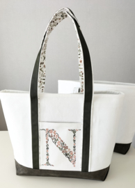 Boodschappen tas canvas met geborduurde bloemenletter initiaal mille fleurs