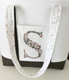 Boodschappen tas canvas met geborduurde bloemenletter initiaal droogbloemen