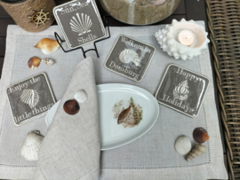 Dienblad hout met 2 geurkaarsen 'koffie', chocolade, onderzetters en schelpen