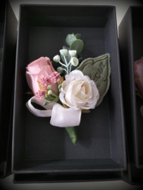 Herencorsage in luxe zwart geschenkdoosje geborduurd gepersonaliseerd blad