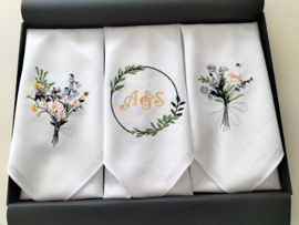 Luxe dames zakdoeken geborduurd veldboeket en initialen katoenen huwelijk geschenkdoos zwart
