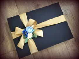 Luxe heren zakdoeken blauw/ wit met borduring initiaal laurel krans in geschenkdoos zwart