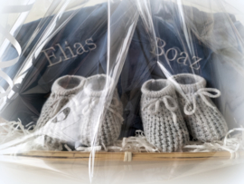 Tweeling cadeau jeansblauwe romper met naam geborduurd en grijs gebreide babyslofjes