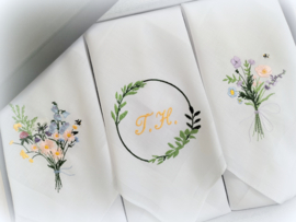 Luxe dames zakdoeken met borduring veldboeket en initiaal naar wens in geschenkdoos zwart