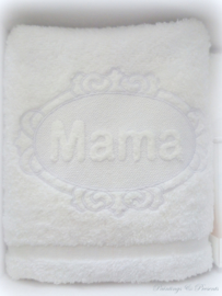 Luxe badset 50 x 100 cm wit met embossing borduring mama 'moederdagcadeau'