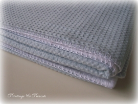 Ledikantdeken 110 x 140 cm babyblauw wafelstof en  wit fleece (met geborduurde naam)