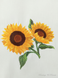 Geborduurde theedoek wit 50 x 70 met zonnebloemen