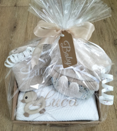 Cadeaupakket beige/ off white gebreide deken geborduurd met naam, bijtring en speelkubus