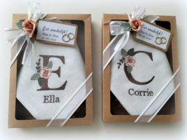 Gepersonaliseerde servet off white linnen met naam en letter corsage roos initiaal geborduurd huwelijk roze groen bruin