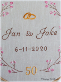 Huwelijksbord 50 jaar getrouwd jubileum geborduurd off white linnen borduurring met namen/ datum/  trouwringen