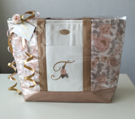 Boodschappen/ handwerktas canvas met geborduurde bloemenletter initiaal English garden