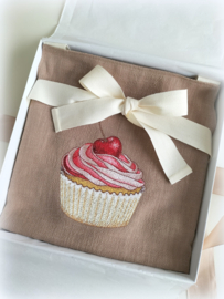 Keukenschort cognac stone washed linnen geborduurde, gepersonaliseerde naam en cupcake