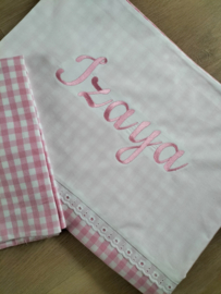 Dekbedovertrek  roze wit ruitje met broderie en geborduurde naam 140 x 200/220 cm
