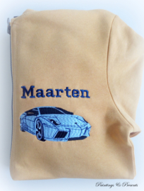 Sweater vest okergeel met borst borduring auto met naam