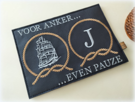 Mok onderzetter 'Voor anker... even pauze' donkerblauw kunstleer bruin/grijs