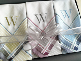 Luxe heren zakdoeken met borduring initiaal in geschenkdoos zwart