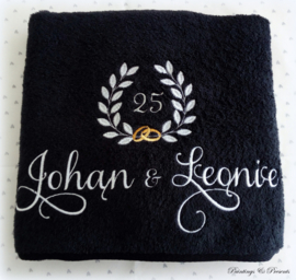 Geborduurde baddoek 70 x 140 cm zwart met namen '25 jaar getrouwd'