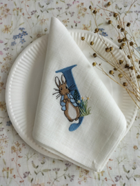Landelijke linnen off white servet 'letter' gepersonaliseerd geborduurd Peter Rabbit jeansblauw