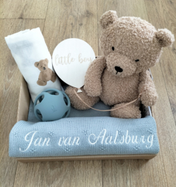Cadeaupakket dusty blauw/seagreen gebreide wiegdeken geborduurd met naam, teddybeer, bal Jollein
