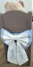 Cadeaupakket stoeltje met beer linnen strik gebreide deken en kaart naam geborduurd  (vanaf prijs)