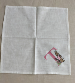 Landelijke linnen off white servet 'letter' gepersonaliseerd geborduurd Peter Rabbit jeansblauw