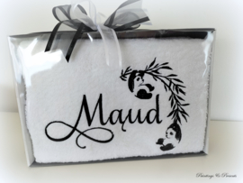 Set 2 luxe handdoek 50 x 100 cm wit met (gewenste) naam in zwart en pandabeertjes