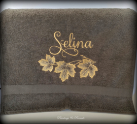 Luxe handdoek 50 x 100 cm forest green 'esdoornblad' met (gewenste) naam in geelgoud