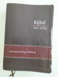 Bijbelhoes 'Bijbel met uitleg' donkerbruin lamsleer borduring