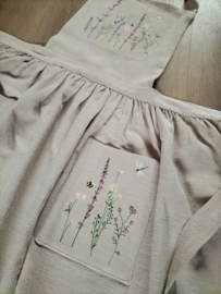 Linnen schort met geborduurde veldbloemen naturel/ licht beige stone washed