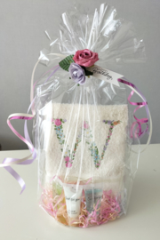 Cadeau geborduurd gastendoekje crème met bloemenletter en mini flesjes douche