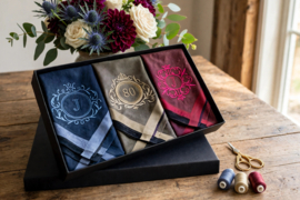 Luxe heren zakdoeken met borduring initiaal/ cijfer in geschenkdoos zwart