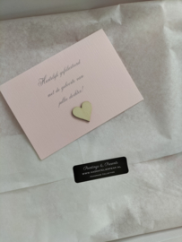 Cadeaupakket baby roze gebreide deken, romper, muts, slofjes met geborduurde naam bijtring