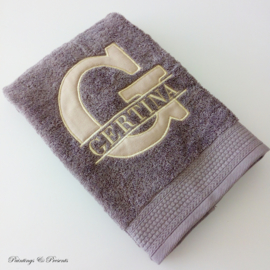 Handdoek geborduurd taupe 50 x 100 cm met initialen/naam splitletter in camel/goud