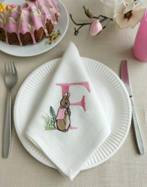 Landelijke linnen off white servet 'letter' gepersonaliseerd geborduurd Peter Rabbit oud roze