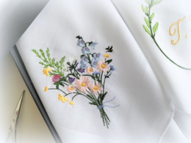 Luxe dames zakdoeken met borduring veldboeket en initiaal naar wens in geschenkdoos zwart