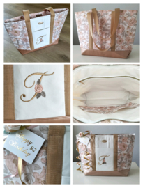 Boodschappen/ handwerktas canvas met geborduurde bloemenletter initiaal English garden